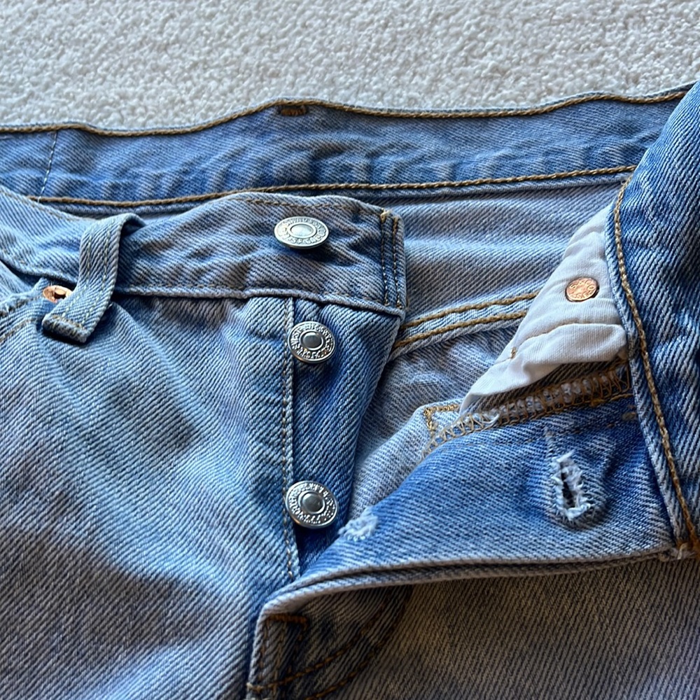 Levi 501 Distressed Cropped Tapered  jean in Bowie Wash - Picture 8 of 9